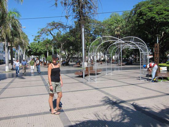 Hauptplatz in Santa Cruz. Da wird schon alles für Weihnachten vorbereitet ! Uns hat es dort recht gut gefallen.