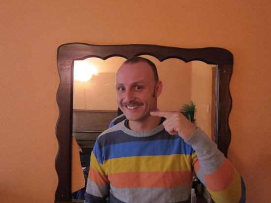 Tja, ich weiß liebe Leser. Das Foto erinnert eher an einen "Spielfilm" der in etwa so heißen könnte: "Helga und die 13 Matrosen ...."
Aber da muss der Tatz jetzt durch !