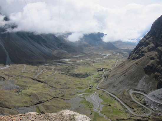 Auf der linken Seite, sieht man die neue Straße auf der wir die ersten Kilometer zurück legten.