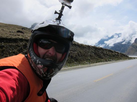 Es war so langweilig, dass ich mich selbst während der Fahrt fotografieren musste!
@ Gregor und Flo: ich mit 40 Sachen oder so runter. Mache ein Video mit der GoPro, freihändig und das Ding stürzt ab und pssssssst nix geht, aahhhhhhhhhhhhhhh. Danach hat es mir der Tatz unter Androhung von Gewalt verboten das noch mal zu machen !