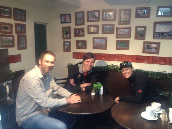 Das lustige Wiedersehen beim Frühstück im Cafe del Mundo. Können wir übrigens wärmstens empfehlen.
@ d'Artagnan und Mietze Katze: Ihr könnt nicht ersetzt werden !