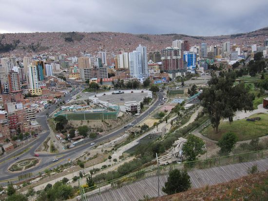 Blick über die Stadt. Diese ist einfach gigantisch. Vom Open Air Theater über das Bankenviertel bis hinauf zu den Häusern auf den Hügeln zieht sich die ganze Stadt und das selbe in unserem Rücken.