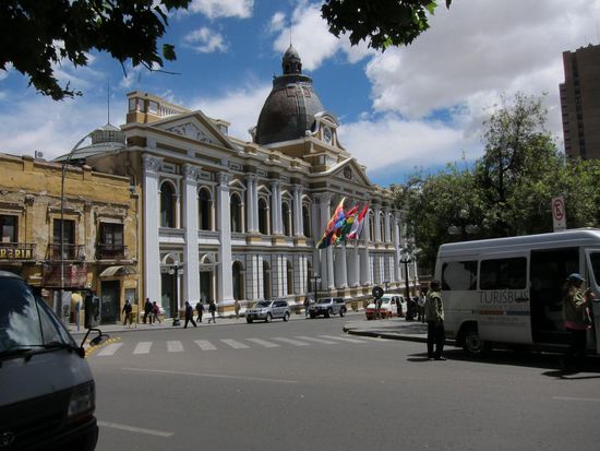 Im Regierungsviertel war ein Auflauf von Journalisten mit Kameras und allem was dazu gehört, aber da haben wir uns nicht getraut ein Foto zu machen, bei soviel Polizei !
