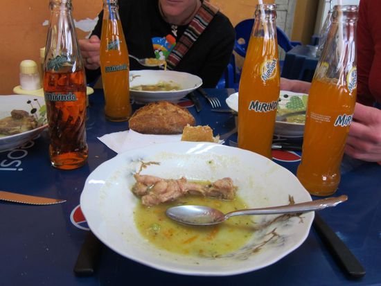 Hier das Mittagessen um 14 Bolivianos. Das war die Suppe! Tja die war echt sehr gut. Mich hat es nicht gestört, aber der Hendlhax in der Suppe schaut etwas komisch aus haha.