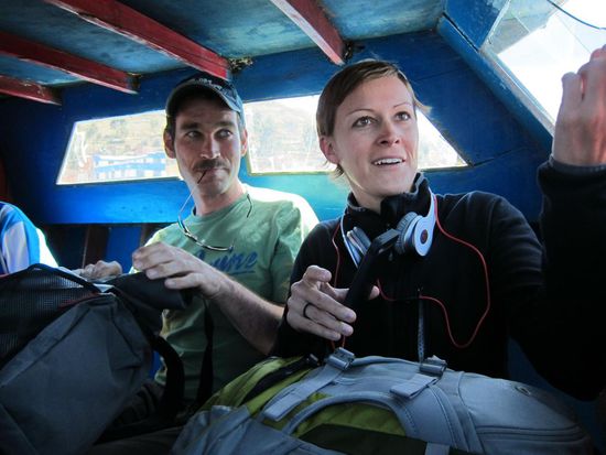 Abenteurliche Überfahrt zur Copacabana mit einem, ich würde sagen, Tretboot !