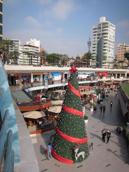 In Südamerika scheint Weihnachten etwas eher zu starten als bei uns. Die Geschäfte, Bars und so weiter wurden einfach in die Steilküste gebaut, schaut echt atemberaubend aus.