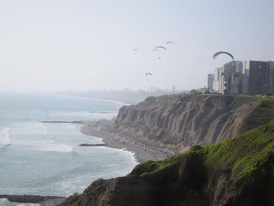 Steilküste und die unzähligen Paragleiter ............ die Versuchung ist groß !