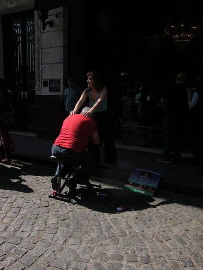 Neben irgendwelchen Dingen und Musikanten die ihr Bestes gaben, werden auch andere Dienstleistungen angeboten.