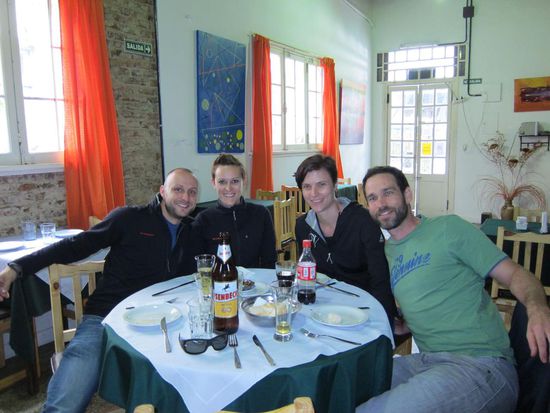 Meike und David aus Germanien, klingt komisch ist aber so. Meike und David, bleiben nicht nur gleich lange aus wie wir, nein, sie reisen auch zur selben Zeit mit derselben Airline an die selben Ziele wie wir. Sag ich ja: klingt komisch ist aber so und das sind die Beiden.
Seit wir die Beiden kennen sind die Umsätze in den Lokalen gestiegen, das Plus in unserem Börserl schrumpft, danke noch mal an der Stelle 