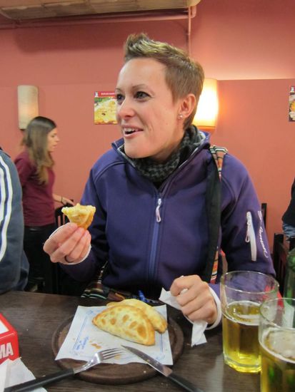 Empanadas Snack in einer der zahlreichen Buden um die Ecke.