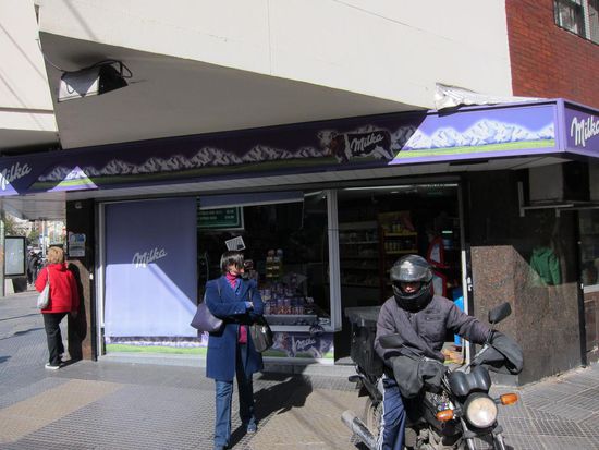 Hier gibt es überall Milka Geschäfte, das finden wir immer noch richtig lustig, da es so gar nicht in das Stadtbild passt.