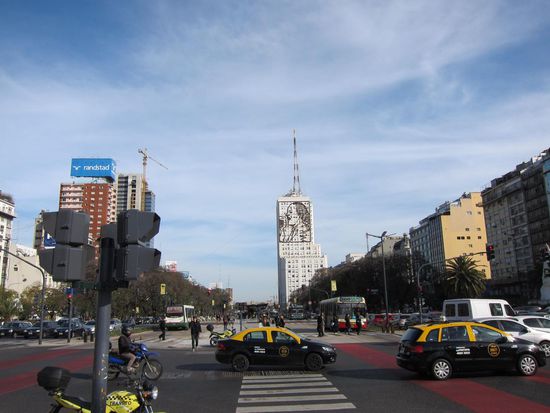 Es ist unglaublich. Das ist die Avenida 9 de Julio, die 20 Spuren hat (2 pro Richtung für Busse, 2 x 4 pro Richtung für Autos. Da braucht man echt Nerven beim Überqueren, da die Autos wenig Rücksicht nehmen. Ein kurzes Hupen damit man noch zur Seite hechten kann und das wars. Einfach genial.