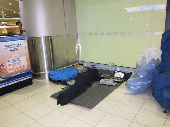 Das Nachtlager am Flughafen in Quito. Schaut unbequem aus, war's auch 
