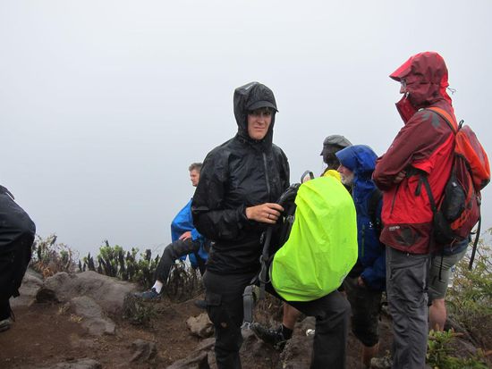 ...am Vulkan wars dann eher a bisl feucht. Der Gesichtsausdruck spiegelt die Stimmung ganz gut wider 
Im Hintergrund gut sichtbar der Vulkankrater mit 10 Kilometern im Durchmesser, neeeeeeee ich glaub das war ein anders Foto.