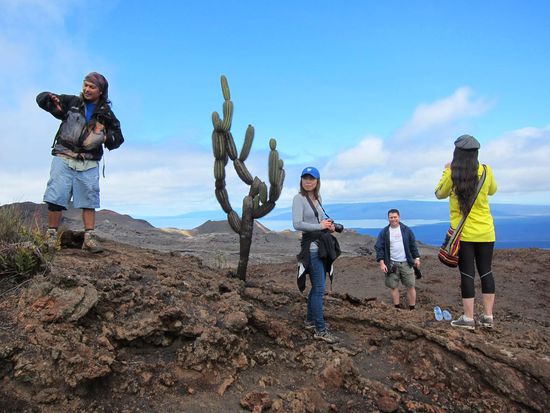 Auf der anderen Seite des Vulkans war das Wetter dann wieder großartig und man konnte von oben alle anderen Inseln sehen. Die Dame mit dem blauen Kapperl ist übrigens die Asiatin, die sich beim Bootfahren so an Gernot gekrallt hat 
