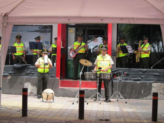 Schon während den Aufbauarbeiten, hört man überall Musik und sieht tanzende Menschen, sogar die Polizeikapelle hilft mit. Wie wir finden eine sehr sinnvolle Beschäftigung für die Jungs gg.