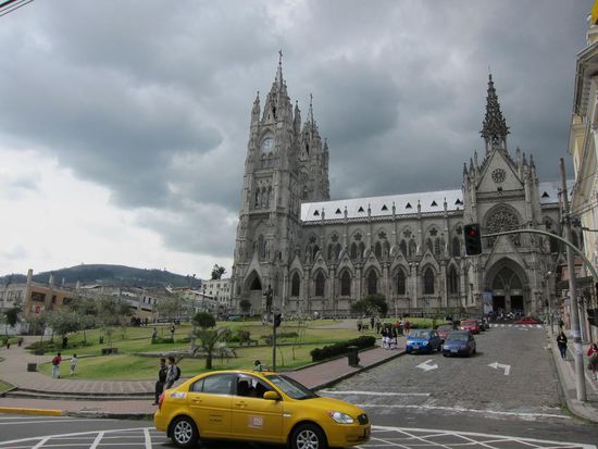 Kirche von außen, Überraschung haha. In der ganzen Stadt oder in den einzelnen "Vierteln" der Stadt sind schön Park- und Grünanlagen, wo mehr als reges Treiben herrscht.