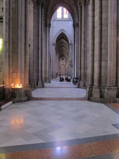 Kirche von innen. Erinnert an einen Ritterfilm.