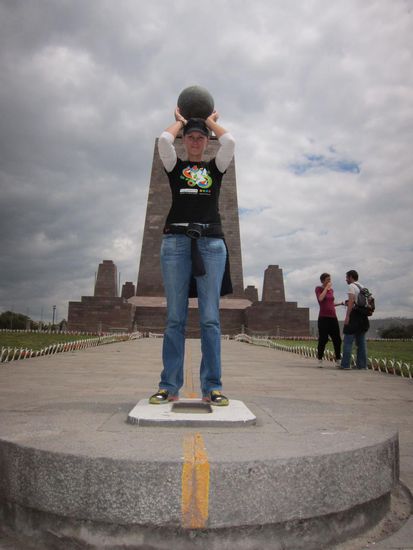 "Falscher" Äquator! Den Ball den Kathi da in die Höhe stemmt, stellt die Erde da und hat ihren Sitz genau auf dem Mitad del Mundo, auf welchem die vier Himmelsrichtungen angezeigt werden.