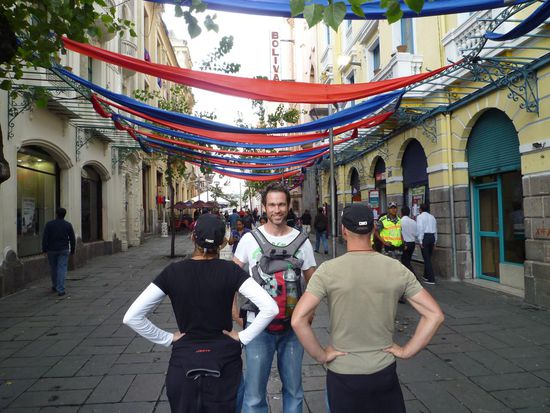 Na, wohin geh ma jetzt? Die ganze Stadt ist in rot und blau gehüllt, einfach eine Mörderstimmung.