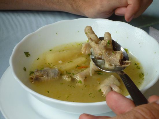 Hier wieder mal Almuerzo: Suppe mit Hendlhaxe gg. Man gewöhnt sich an alles.