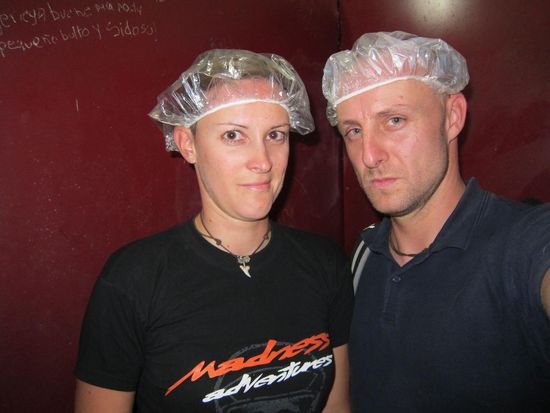 Übrigens, das ist das Badeoutfit. Hier muss jeder eine Badehaube tragen. Wir wissen nur nicht warum? Um die Becken nicht zu verschmutzen oder damit der Kopf sauber bleibt gg.
So Long 
Kathi und Gernot