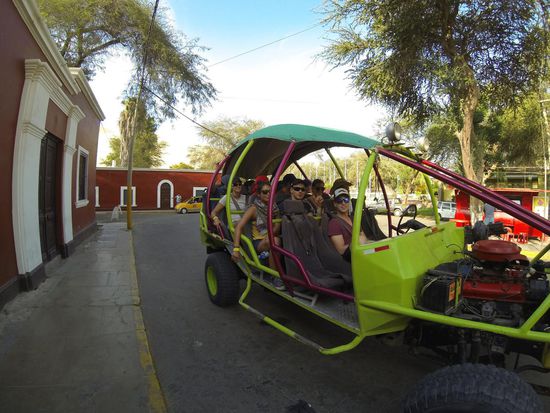 Die selbst gebastelten Buggys mit irgendwelchen 8 Zylinder Motoren und starkem Ölverlust, welchen wir genau ins Gesicht bekommen haben.