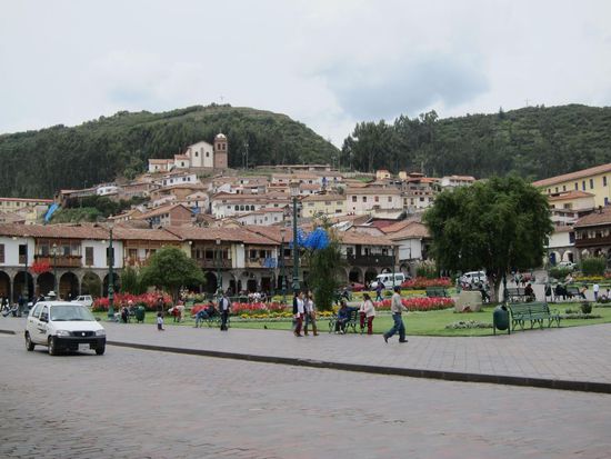 Cusco im Zentrum. Unzählige Touranbieter, Restaurantes und vieles mehr gibt es hier für viel Geld zu kaufen.