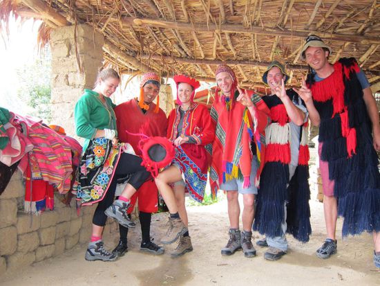 Hier das Machu Picchu Team v. n. r! Lilly (AUS), Eduardo mit den großen Lungen (seines Zeichen Guide), Tatz, Flo, Tristan (AUS) und Jürschen (NL). Repo war an diesem Tag nicht mit.
Eduardo wollte zuerst nicht mitmachen, aber er musste sich beugen haha.
Zur Erklärung: bei der Jungle Tour kommt man an dem einen oder anderen einheimischen Dörfchen vorbei. Hier, beim Monkey House, wurde uns einiges über Kaffee- und Kakaoproduktion erklärt und zu guter Letzt "durften" wir traditionelle Kleidung der Einheimischen anziehen. Toll. 