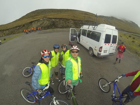 Auf 4.300 Meter. Danach ging es durch den Regen runter ins Tal.