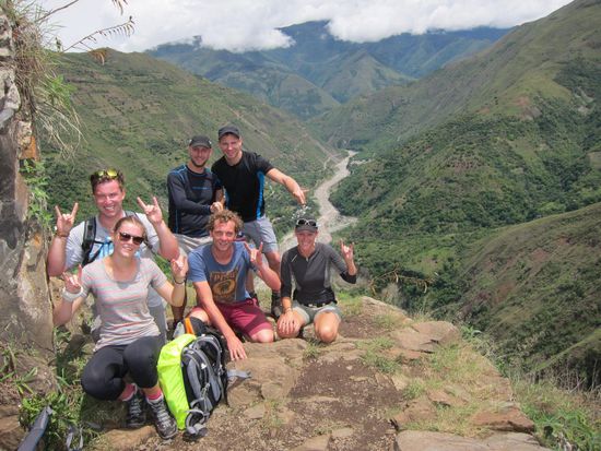 Auf diesem Bild kann man gut erkennen, dass die beiden Australier ganz an der Mauer sitzen und Jürgen sich anhält, da sie Höhenangst hatten, was Flo und mich zu ein paar lustigen Spielchen am Abgrund anregte, was den dreien immer ein kreischendes "STOPP IT", entlocken ließ haha.