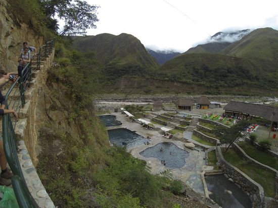 Die heißen Quellen von Santa Teresa. Die Becken werden direkt aus dem Berg gefüllt und bestehen aus sandigem Boden, das Wasser ist glasklar und heiß, genau das Richtige nach dem Wandern.
