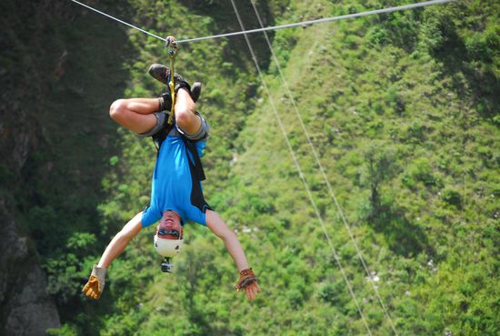 oder einfach mal abhängen gg.
Für die eine Hand bekommt man einen Lederhandschuh und für die andere auch eine Art Lederhandschuh zum Bremsen. In Europa undenkbar. Wir fanden es einfach nur geil.
