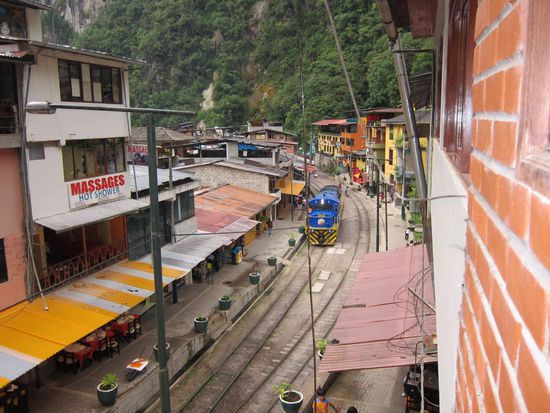 Ankunft im Hostel in Aguas Calientes. Ich fand es super, dass der Verschiebebahnhof direkt durch den Ortskern führt. Die heißen Quellen sind hier kleiner, nicht so schön, dafür teurer als in Santa Teresa.