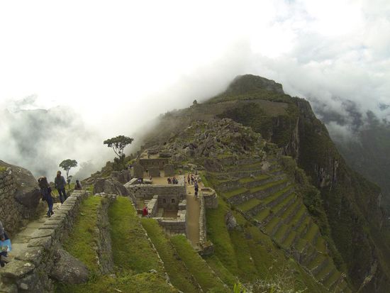 Ankunft am Machu Picchu. Steil in die Abhänge gebaut und das vor vielen Jahrhunderten.
