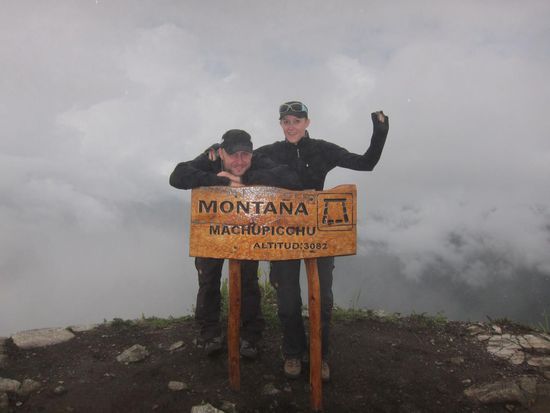 Ankunft am nebelverhangenen Montana Machu Picchu.