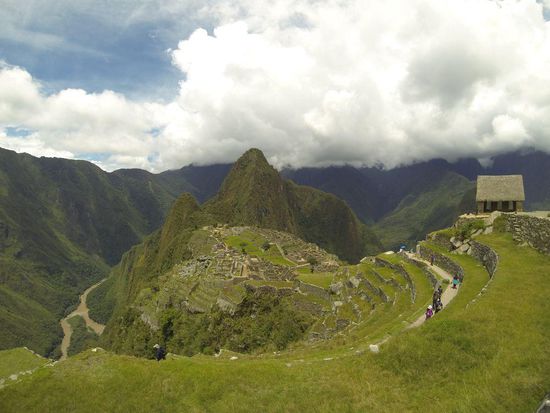 Machu Picchu und im Hintergrund der Wayna Picchu. 
Was fürs Allgemeinwissen. Machu = Alt(er), Wayna = Jung(er), Montana = Hoch(er) und Picchu = Berg. 
Den Rest könnt ihr euch selber zusammenreimen gg.