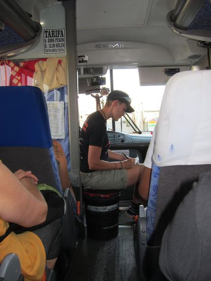 Tatz auf seinem Notsitz, der sich als bester Platz im Bus erwies.