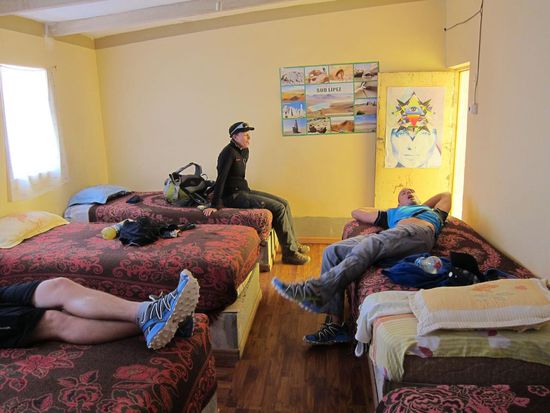 Die noble Unterkunft am ersten Tag. Gemauerte Betten, undichte Fenster und Decken mit denen wir kein Pferd zudecken würden haha. Das Esszimmer erspare ich euch.