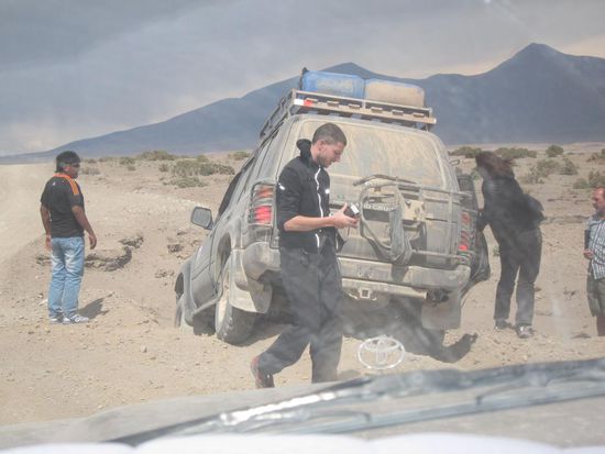 Wir fragen uns, ob die Jungs einen Führerschein haben, ansonsten ist es kaum möglich, dass man auf einer Geraden in ein trockenes Bachbett fährt.