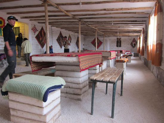 Das ganze Hostel bestand aus Salz, richtig cool. Repo unser kleines Schweindi hat es sich natürlich nicht nehmen lassen, irgendetwas abzulecken, um festzustellen, ob es wirklich aus Salz ist.