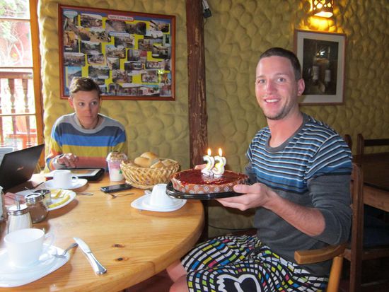 Happy Birthday D.K.!
Tatz Eulenspiegel, man bewundere die Brillenränder um die Augen. Am schlimmsten sah jedoch Flo aus.