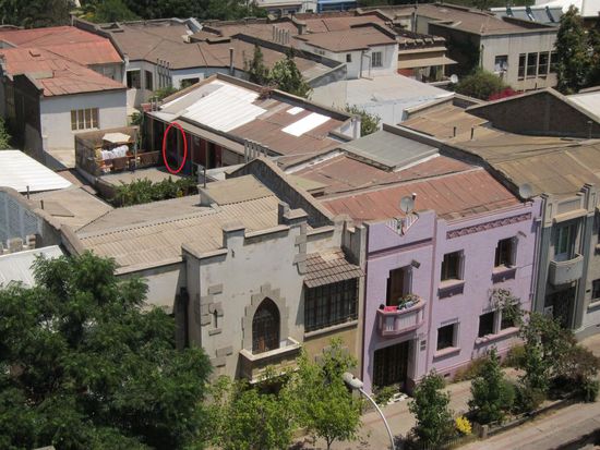 Die Jungs haben sich ein Apartment gegönnt für die eine Nacht. Man sieht genau auf unser Hostel (lilalett) und kann sogar unsere Zimmertüre unseres 4-Bett-Dorms sehen (siehe rote Umrahmung).
