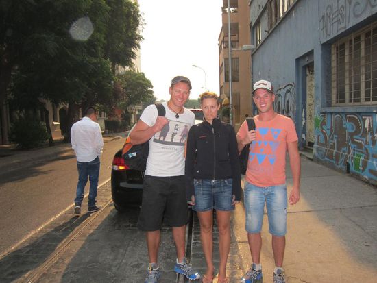 Adios Amigos. Es war nicht immer leicht mit euch aber dafür umso lustiger haha. Danke, dass ihr gekommen seid, dem Tatz fällt es sichtlich schwer, obwohl sie behauptet hat, dass die roten Augen vom Smog waren .
@ Carlo und Norman: Nein euch kann keiner ersetzen, ihr seid Unikate !