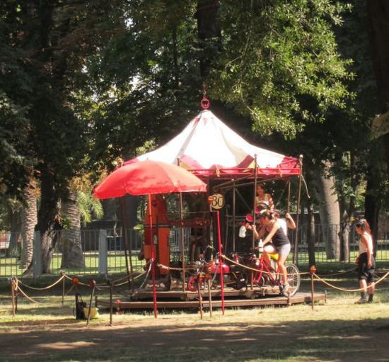 Das haben wir im Park gesehen. Ein mechanisch betriebenes Karussell. Das Mädl am Fahrrad treibt das ganze an. Genial haha.