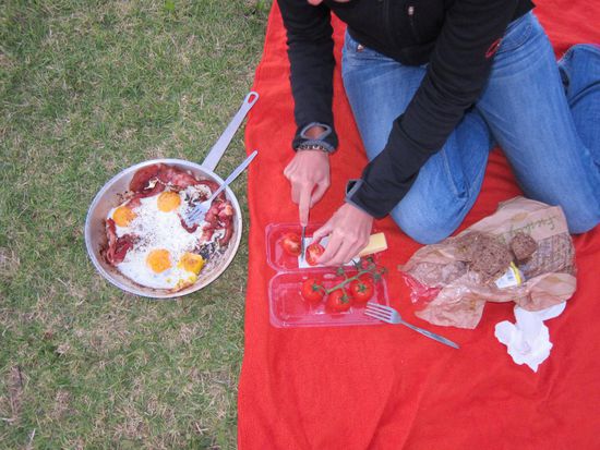 Das Jausnen haben wir nicht verlernt! Abendessen am Campingplatz.