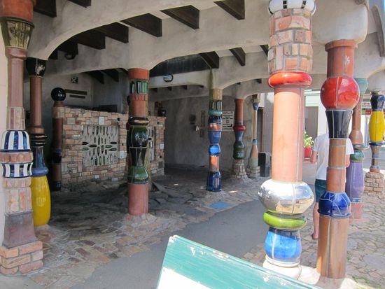 Nein, das ist nicht der Eintritt von der Therme Blumau  Der Hundertwasser hat sichs nicht nehmen lassen, auch in Neuseeland seine Kunst zum Besten zu geben.