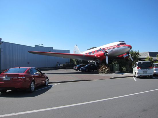 Da kann unser Maci brausen gehen! Die haben ein Flugzeug, welches man für Parties mieten kann mhm!