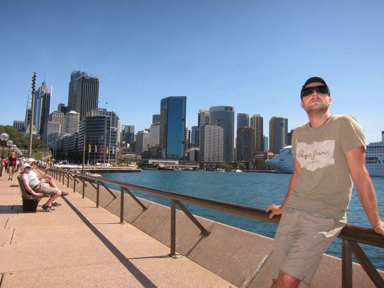 Hafen mit Ausblick auf die Skyline von Sydney.