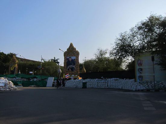 Hier eine der Straßenbarrikaden, welche aber schön langsam abgebaut werden, da die Proteste angeblich weniger werden.